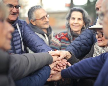 group-of-seniors-in-park