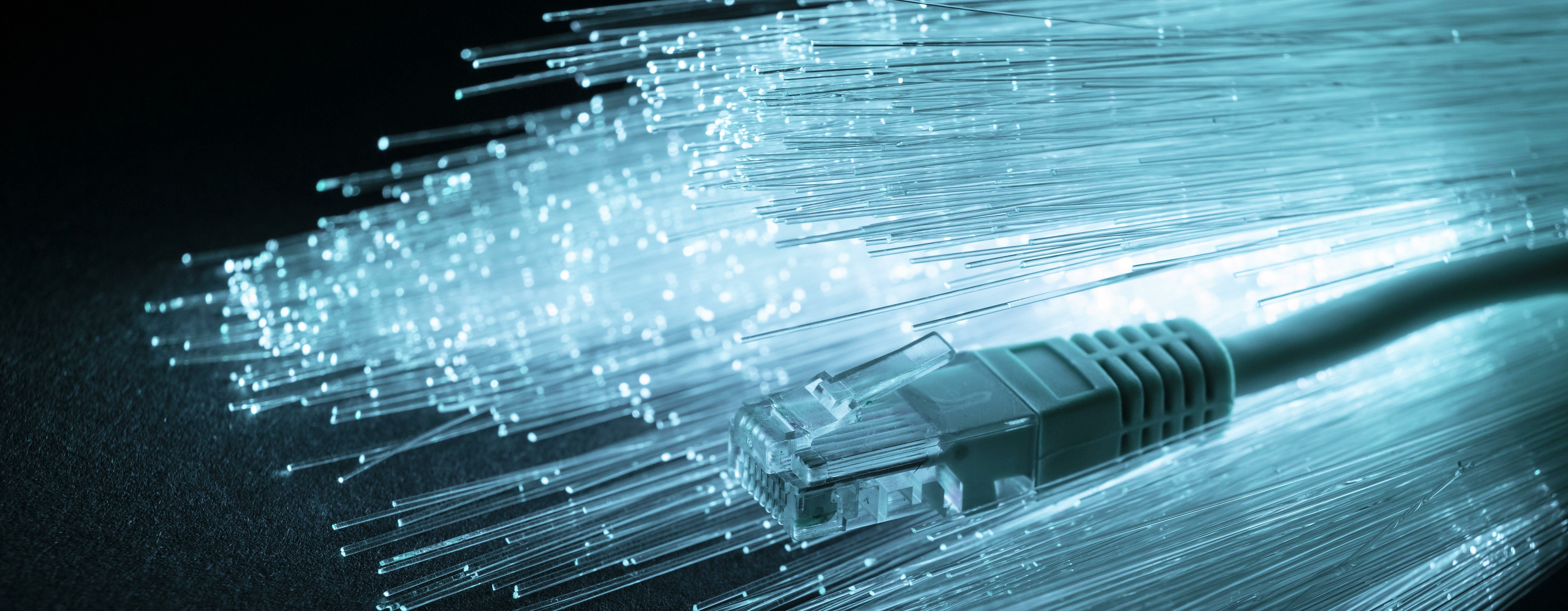 fibre-optique-bleue-cable-ethernet